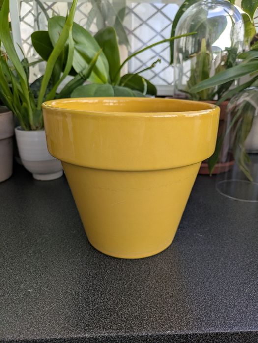 Vaso de cerâmica amarelo
