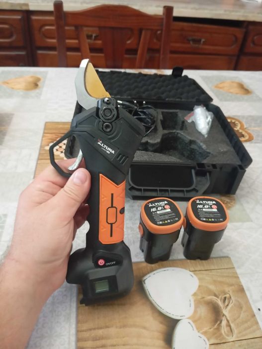 Tesoura poda bateria altuna acb35  2 baterias com autonomia 4 h cada