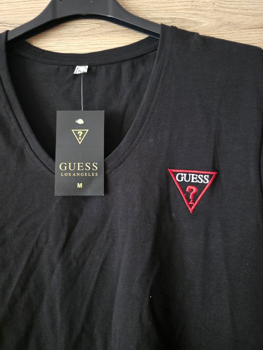 Koszulka damska Guess w kolorze czarnym logo jest szyte