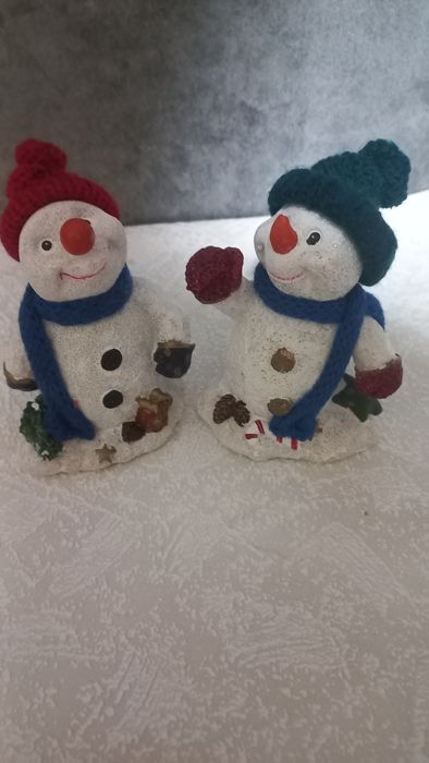Новогодняя статуэтка снеговик в вязаной шапке с шарфиком Германия