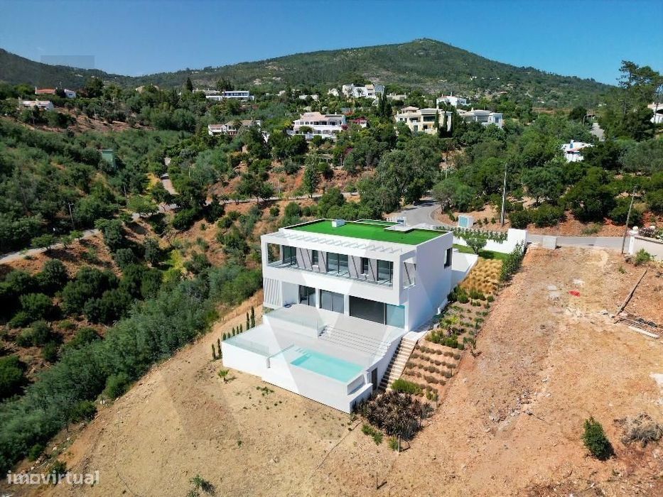 Moradia NOVA de linhas modernas e com vistas deslumbrantes nas Caldas