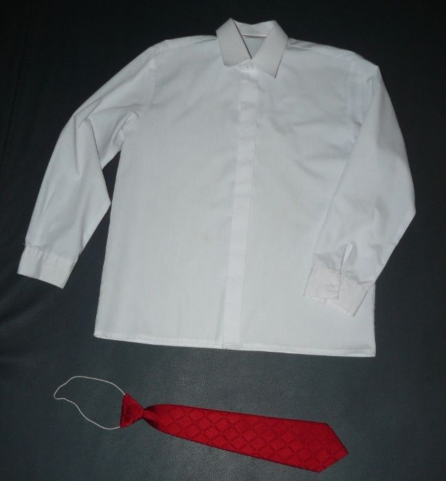 Biała koszula chłopięca plus czerwony krawat