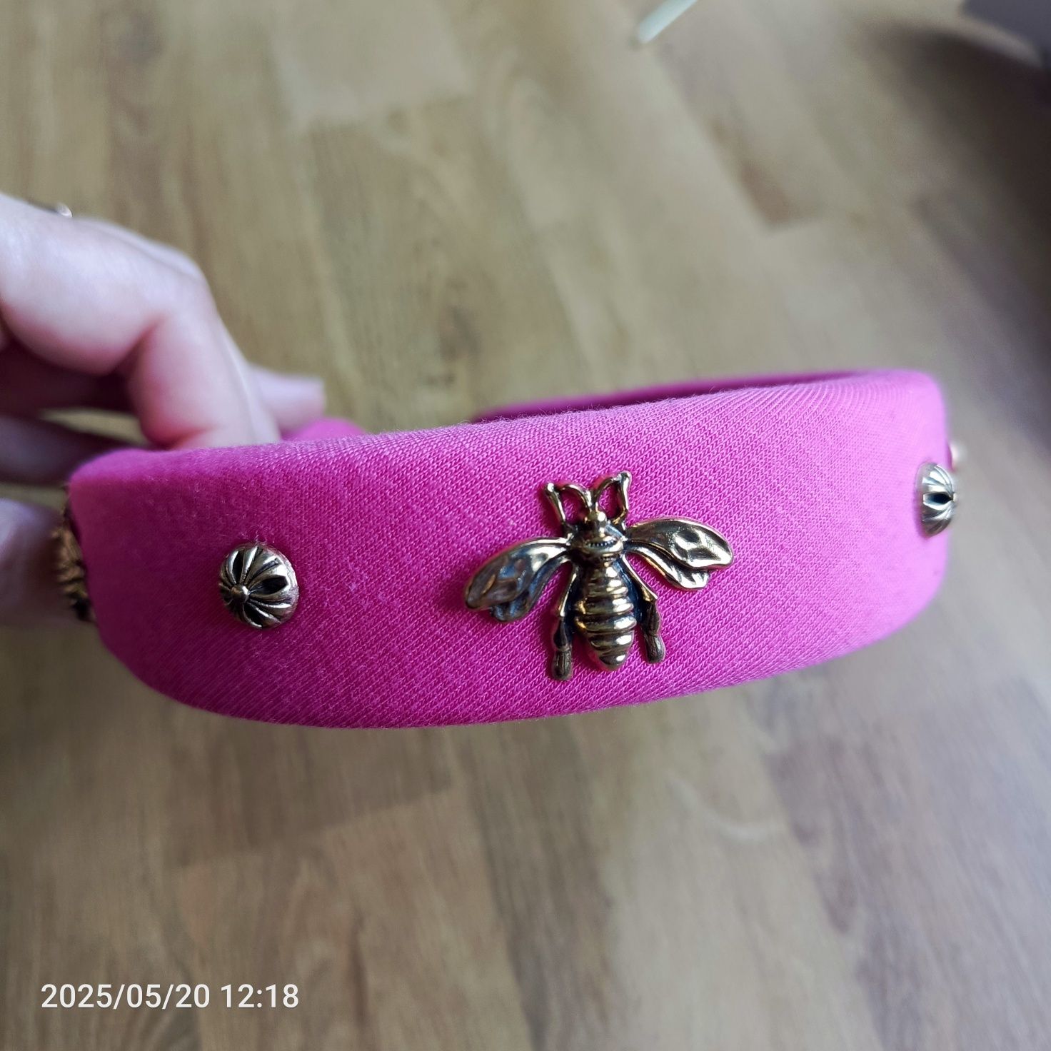 Nowa opaska na włosy hand made różowa ze złotą pszczółką