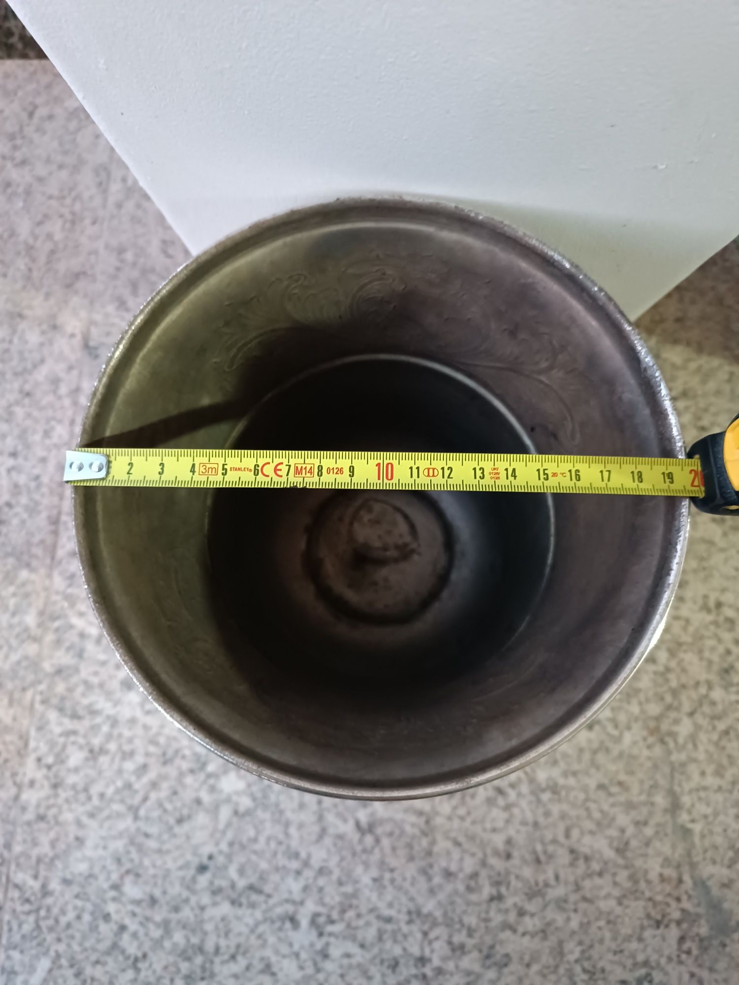 Vaso em metal antigo