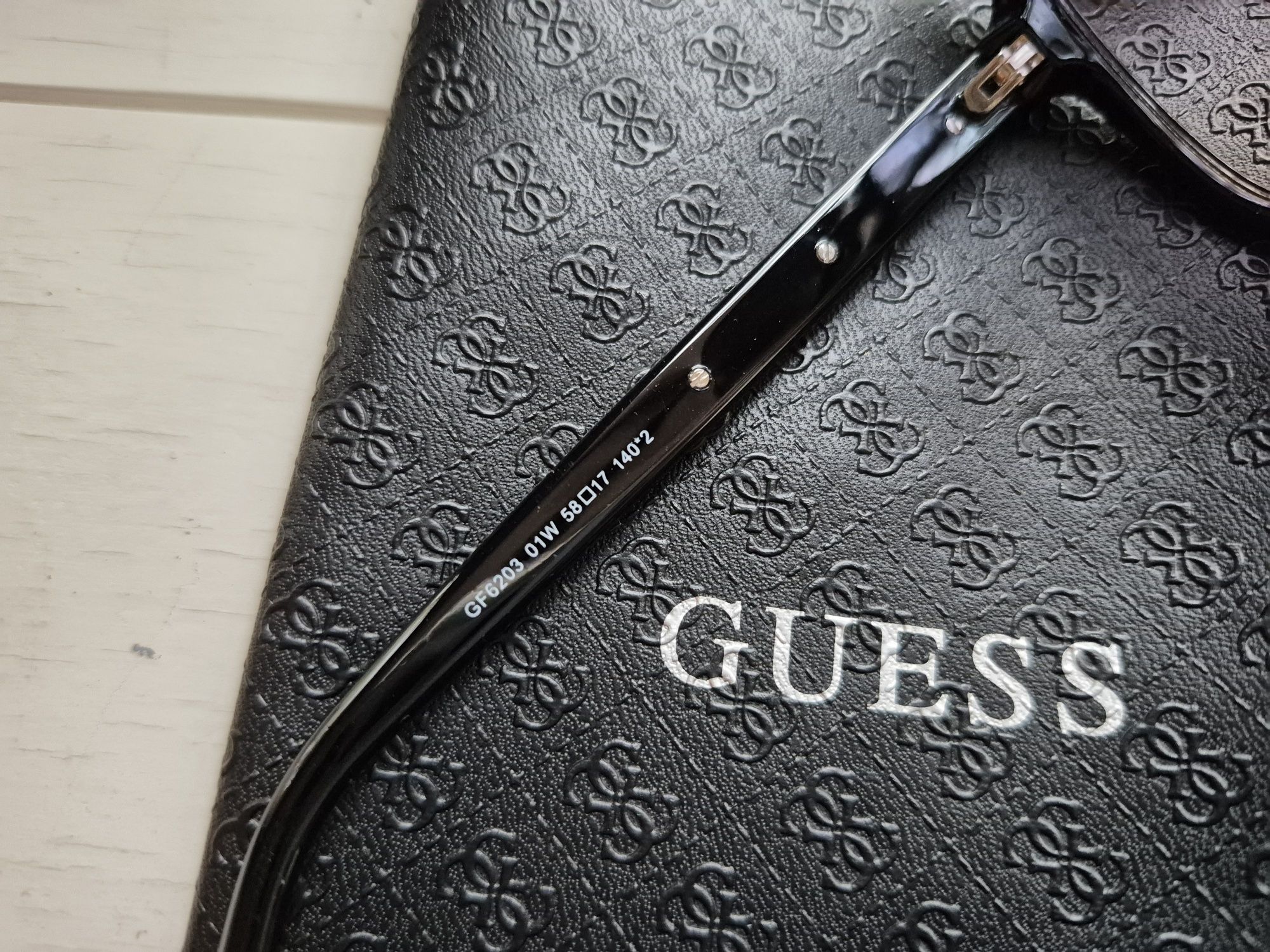 Okulary Przeciwsłoneczne Guess GF6203 01W