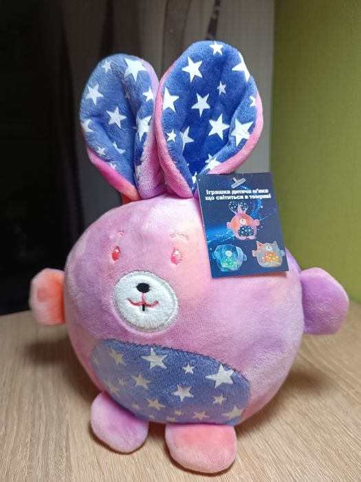 Нова іграшка м'яка, зайчик світиться у темряві.