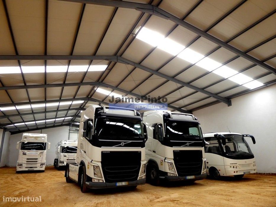 Armazém Industrial 4.500m2 com Logradouro 5.500m2. Leiria.