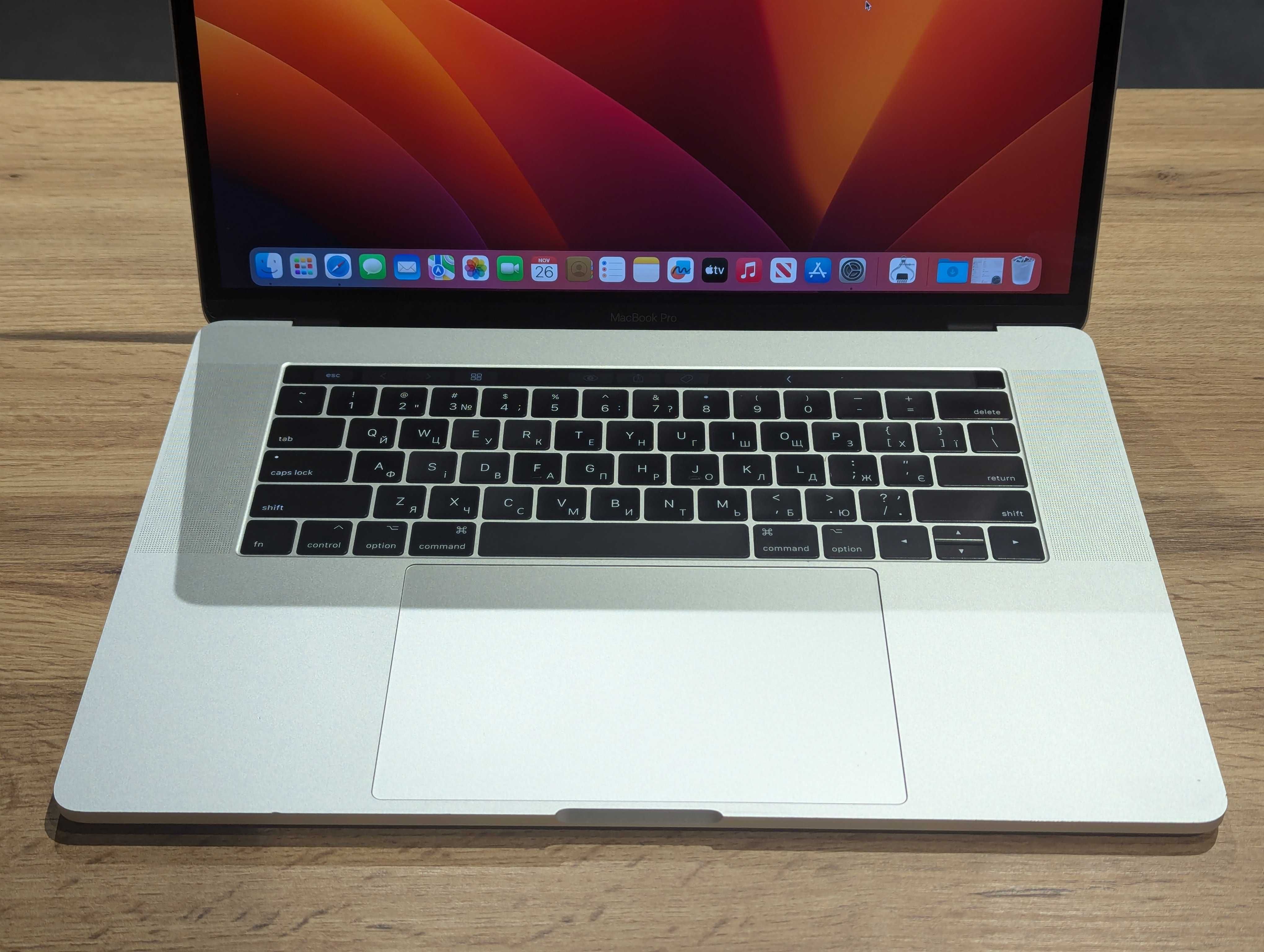 Macbook pro 15 2017 core i7 2.8ghz 16/256gb pro 555 2gb
