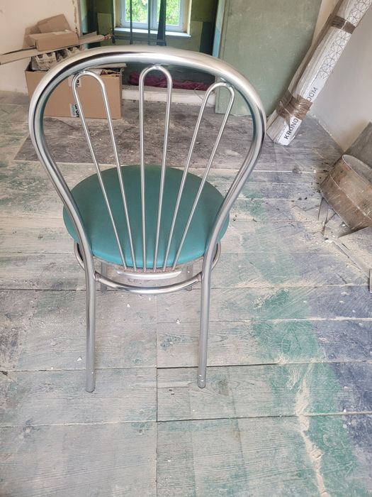 Krzesła metalowe z oparciem