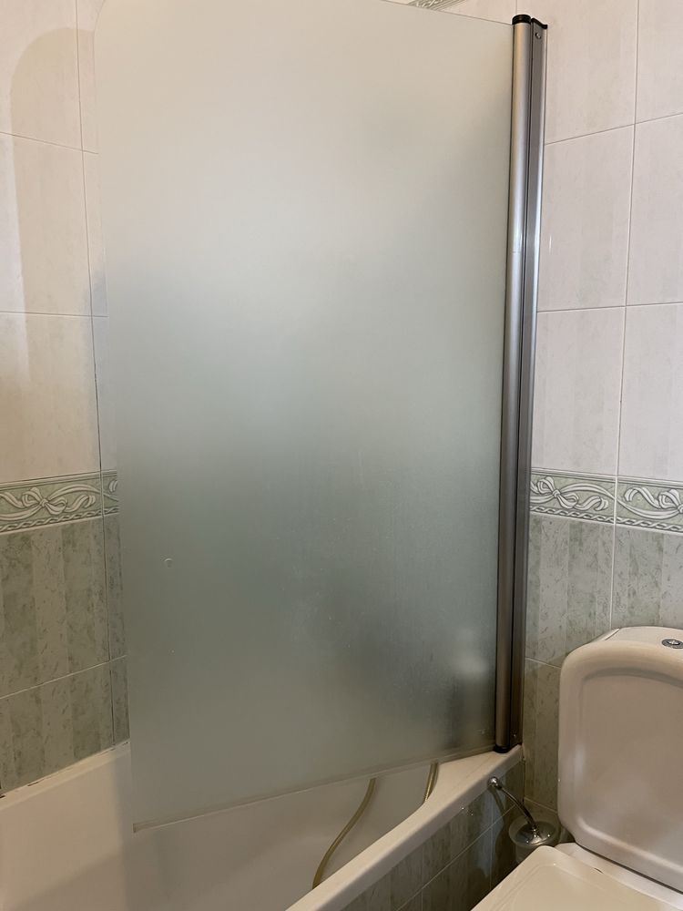 Resguardo de banheira em vidro fosco e calha em inox