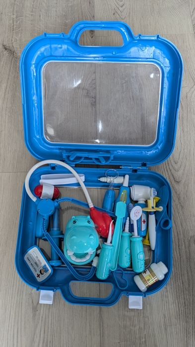 Набір іграшок:великі та маленькі машини, набори лікаря та інструментів