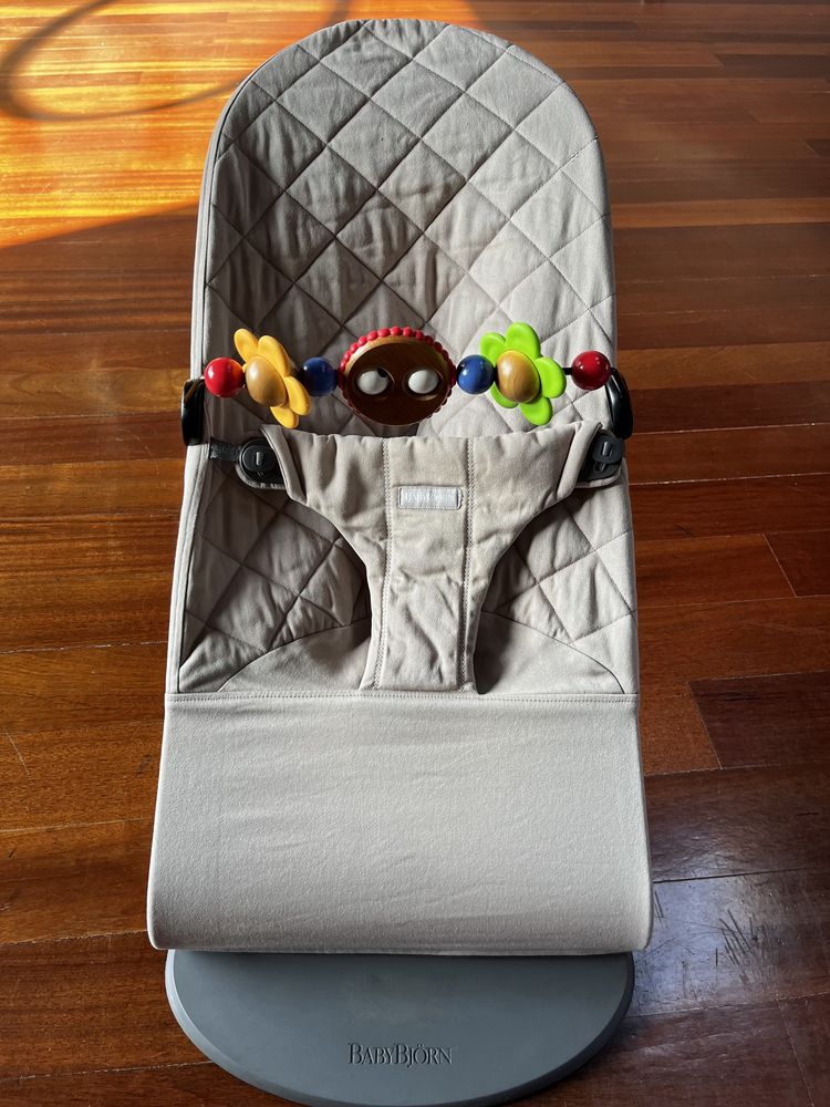 BabyBjorn Esperguiçadeira Bouncer Bliss com brinquedo