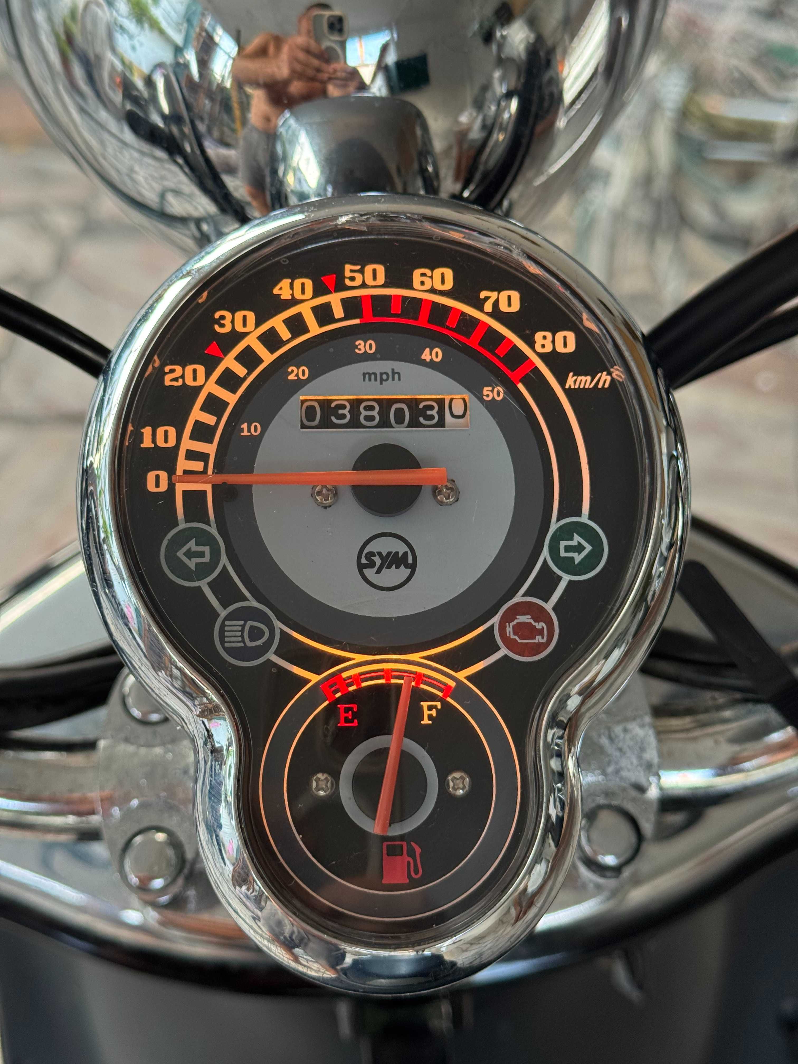 (Scooter) SYM Allo 50cc – Apenas 3 800 km! + capacete e capa