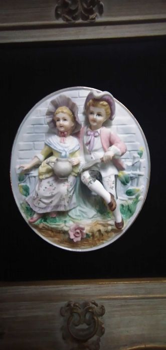 Escultura de casal em biscuit emoldurada (tondo)