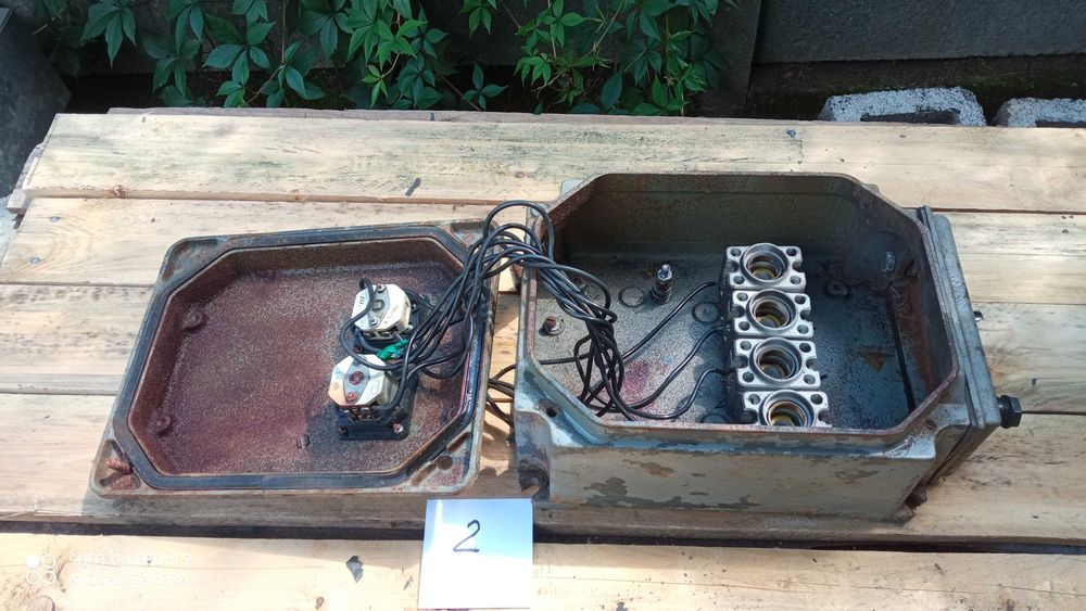 Stare skrzynki rozdzielni elektrycznej.