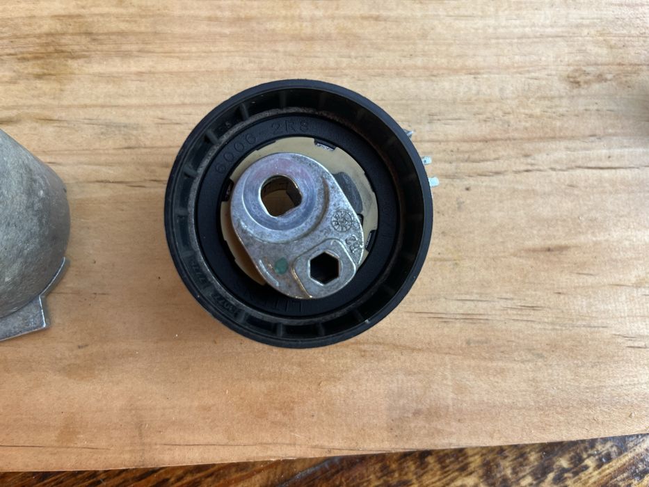 Ролик натяжний генератора та ролик натяжний грм