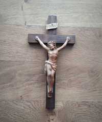 Krzyż drewniany z rzeźbioną figurą Jezusa