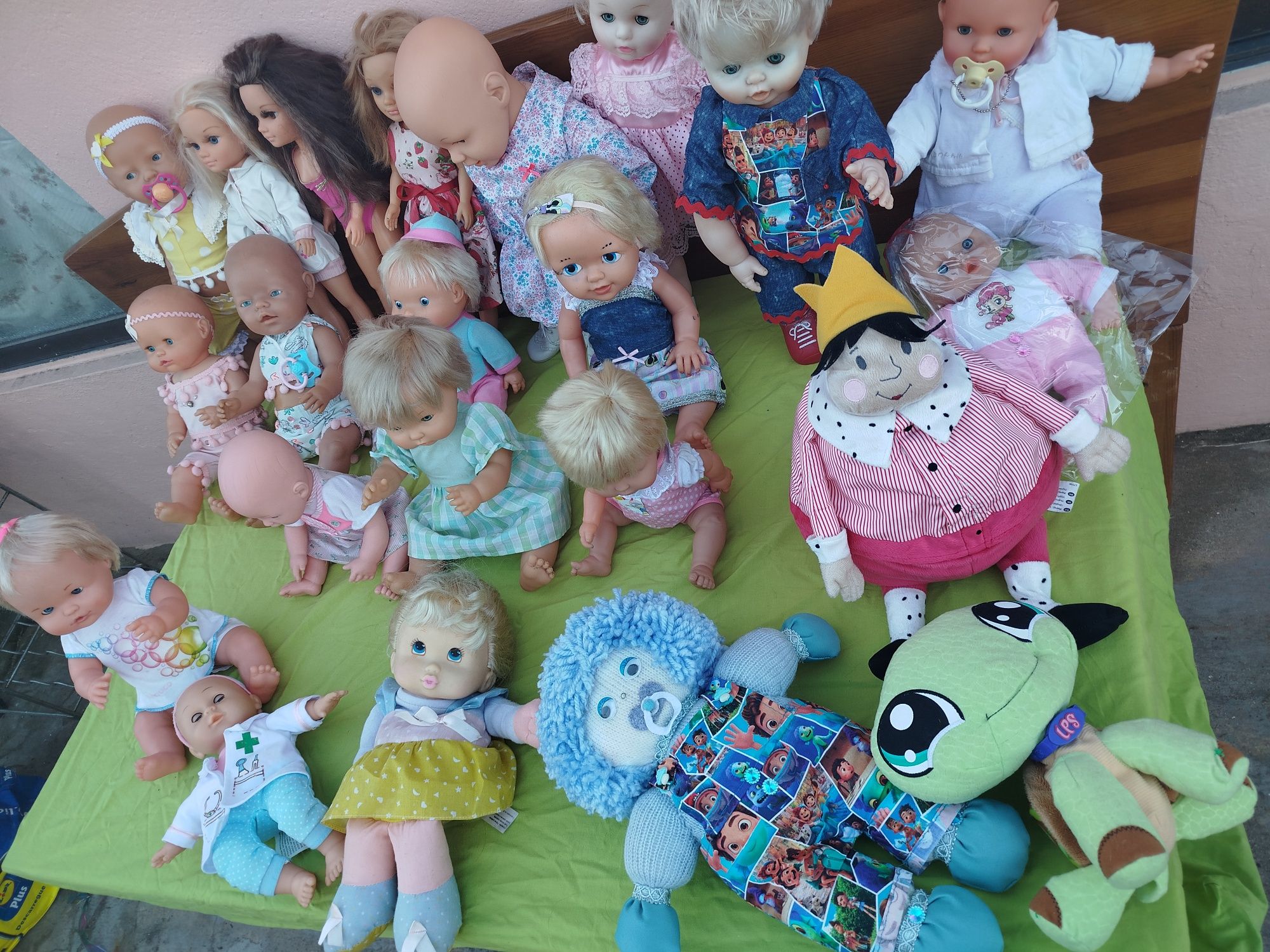 Bonecas e peluches