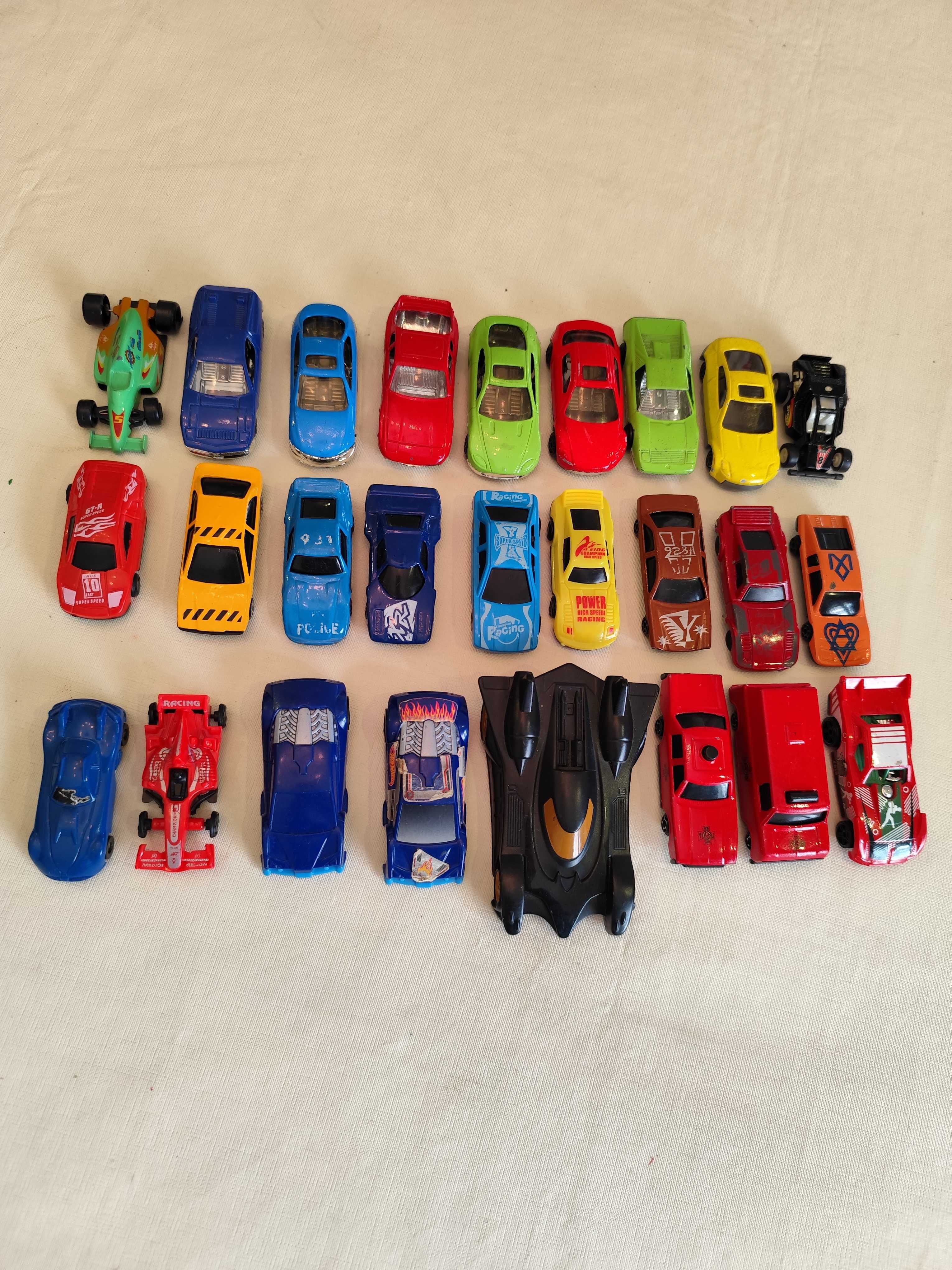 Vários carros de brincar