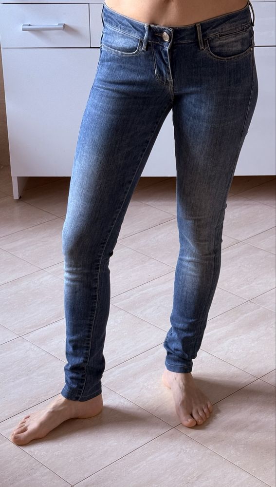 Guess dżinsy damskie slim jogger 26 spodnie