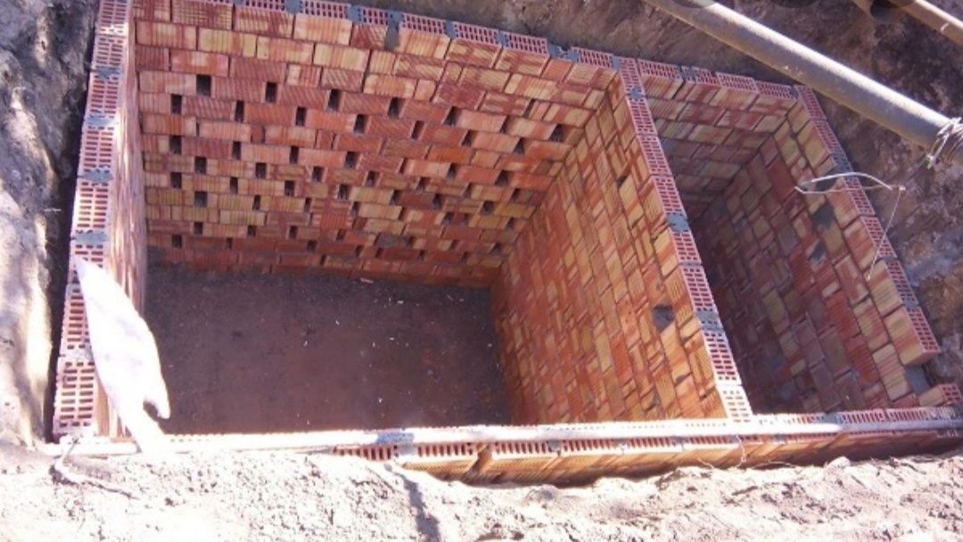 Заливаем бетон фундамент делаю стяжку копаю сливные смотровые ямы