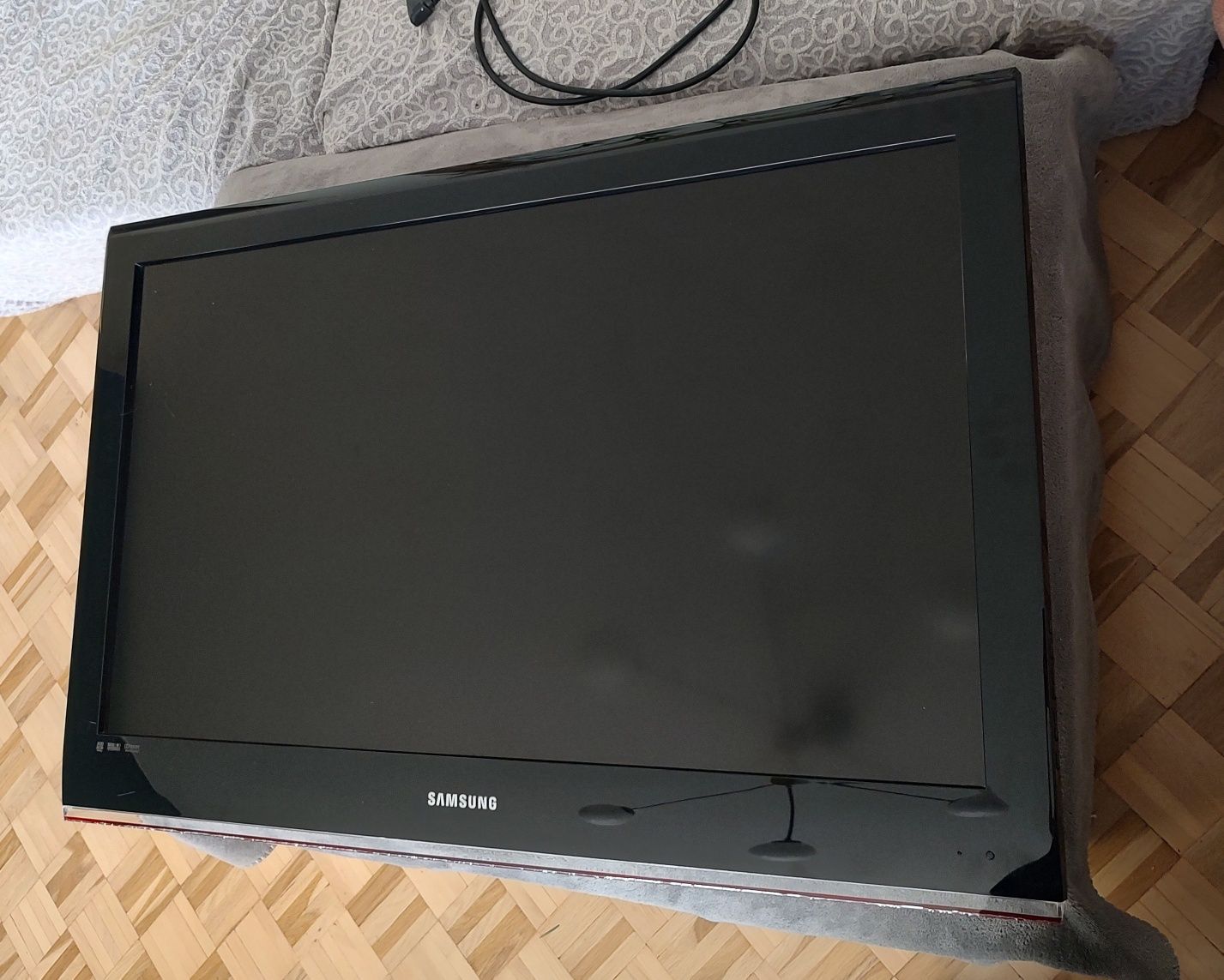 Telewizor 37" Samsung LCD + uchwyt ścienny