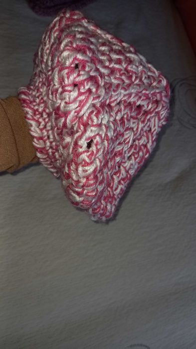 Boina de malha, rosa e branca, artesanal - Local