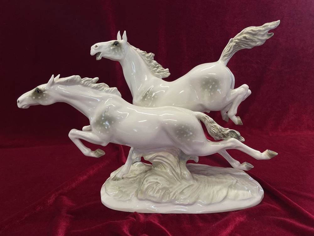 Porcelanowa figurka "Galopujące konie" – HUTSCHENREUTHER