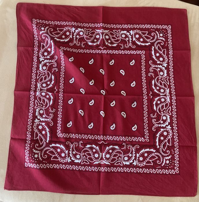 Lenço vermelho com padrão
