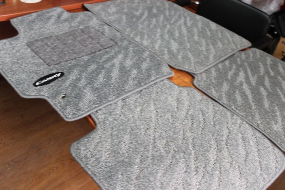 Оригинальный комплект резиновых новых ковриков на TOYOTA CAMRY-40