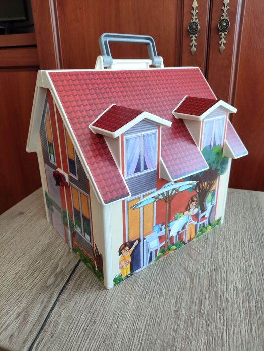 Przenośny, składany domek Playmobil z bogatym wyposażeniem.