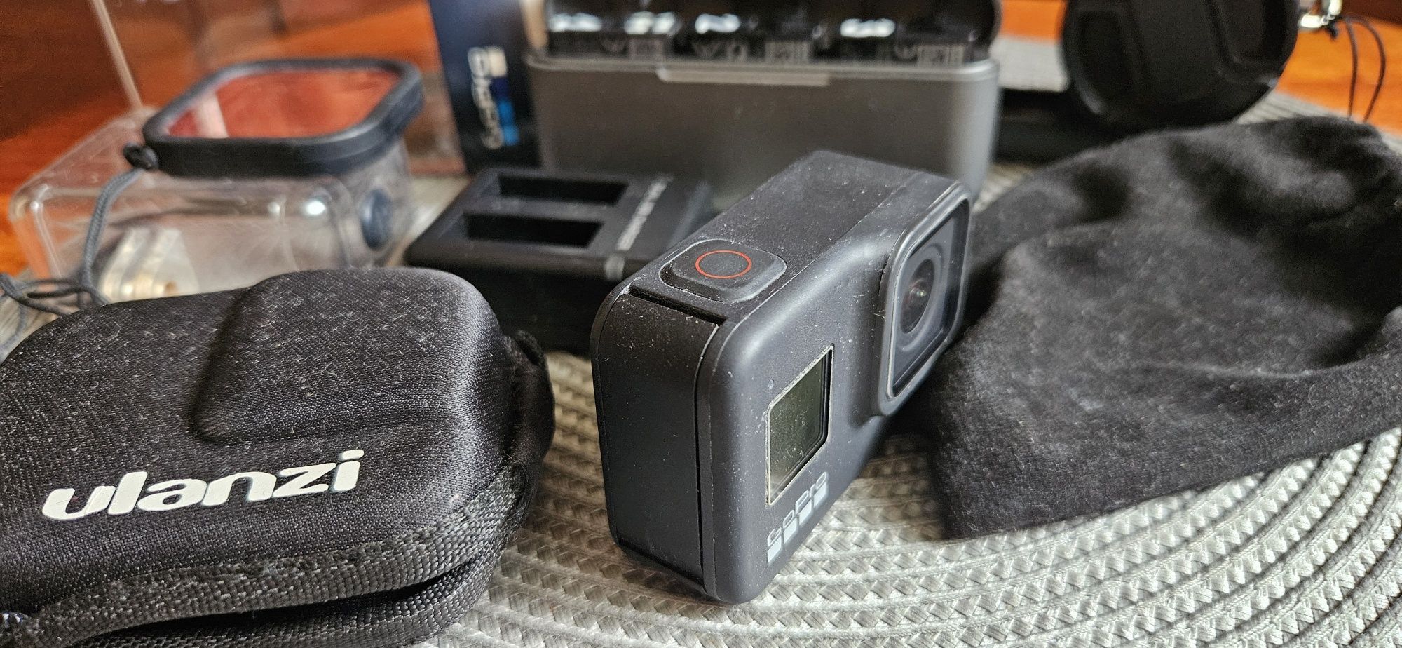 kamera GoPro 8 wraz z bogatym zestawem akcesorii.