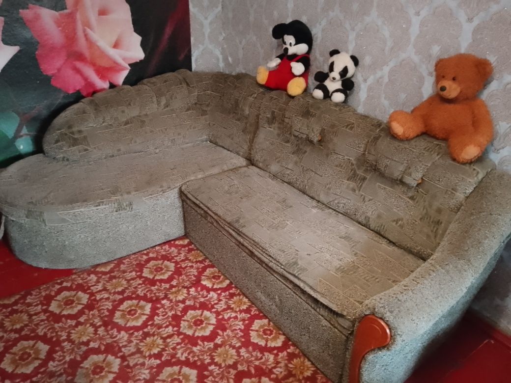 Диван угловой в хорошем состоянии