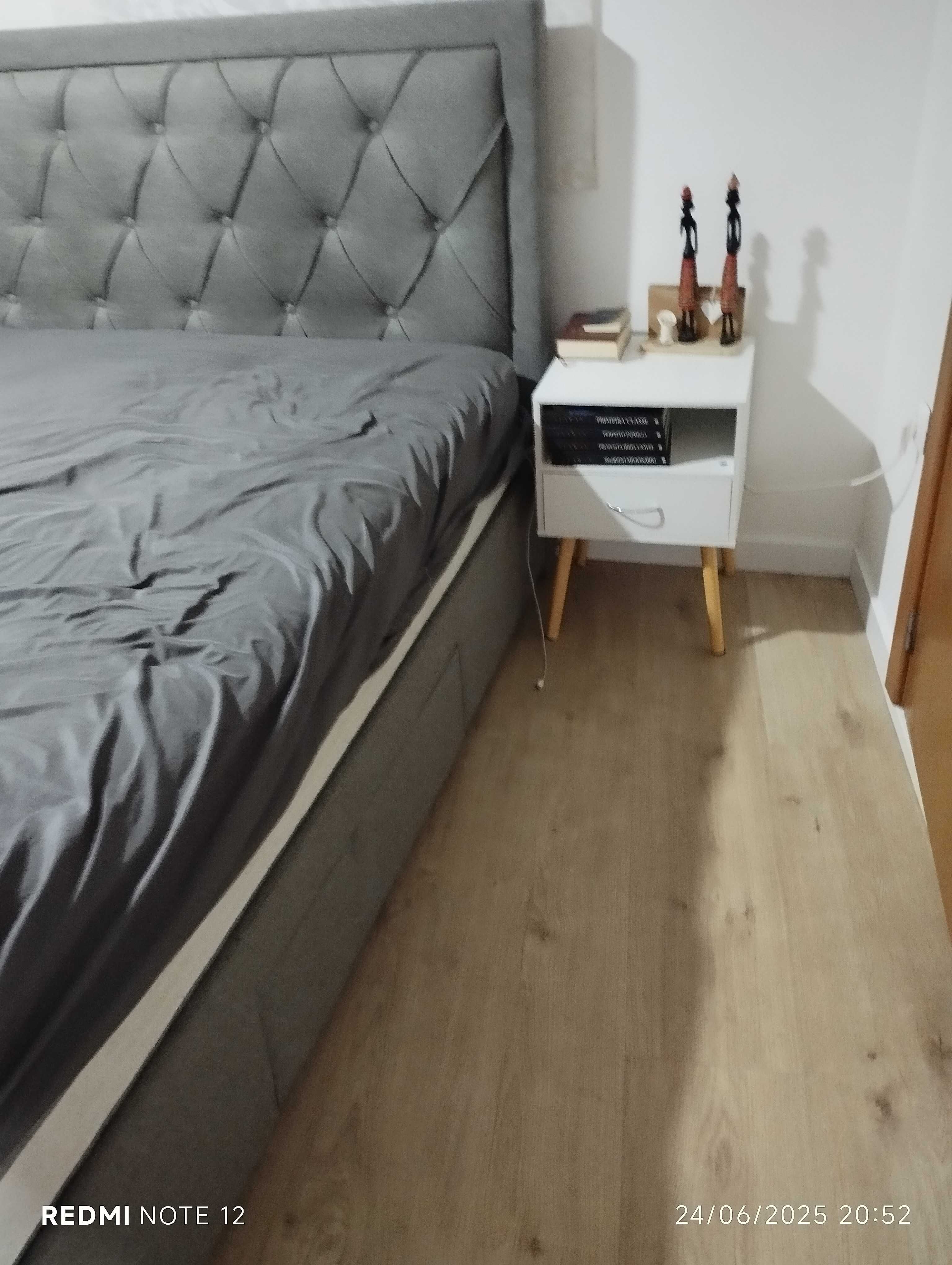 Cama e mesinhas de cabeceira