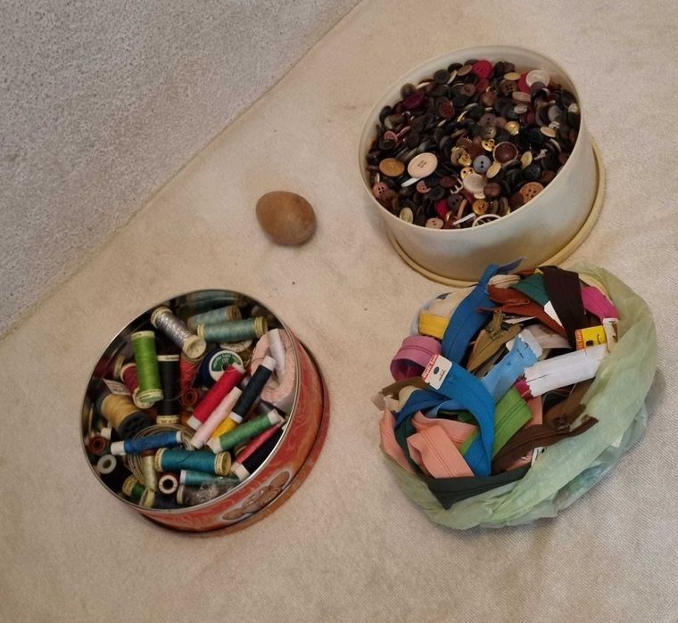 Material de Costura Botoes Linhas Fechos