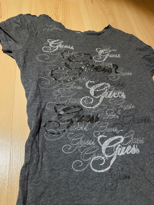 Guess bawełniana damska bluzka tshirt szary napis kryształki