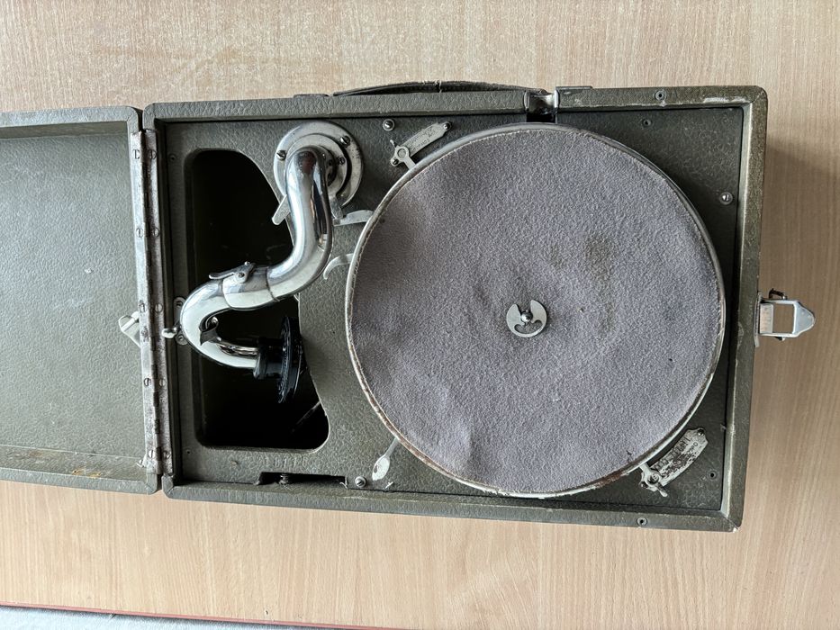 старовинний портативний грамофон-чемодан