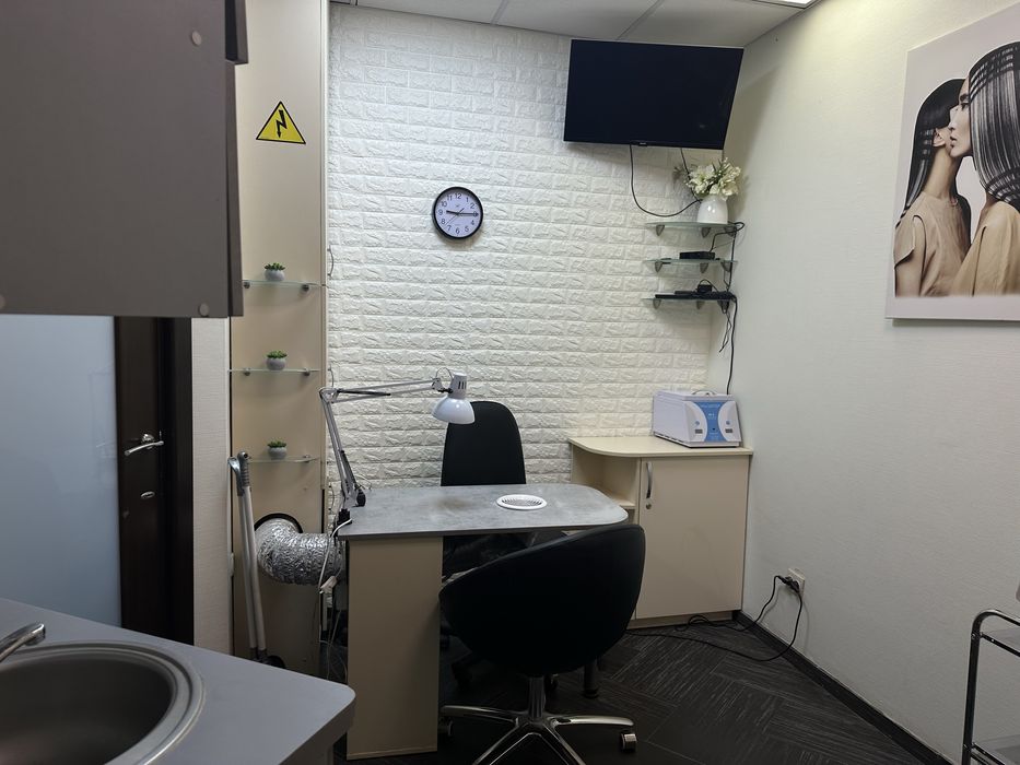 Героїв Дніпра 34, ТРАФІК, ФАСАД, МЕТРО, салон краси в ТЦ