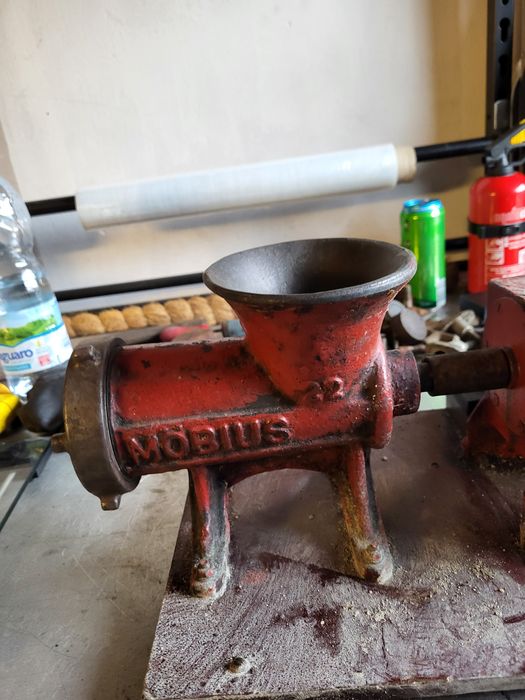 Maszynka do miesa, duza. Stara z silnikiem. Elektryczna. Alfa