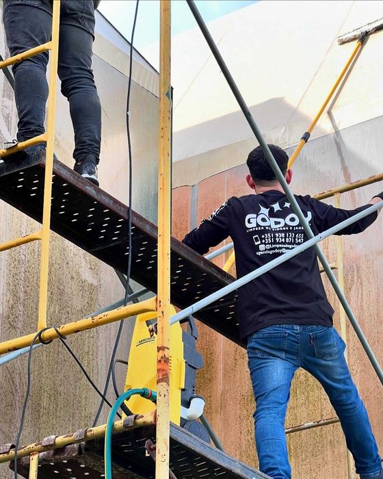 Limpezas: Janelas, Stores, Post Obras, Empresas, Domesticas.
