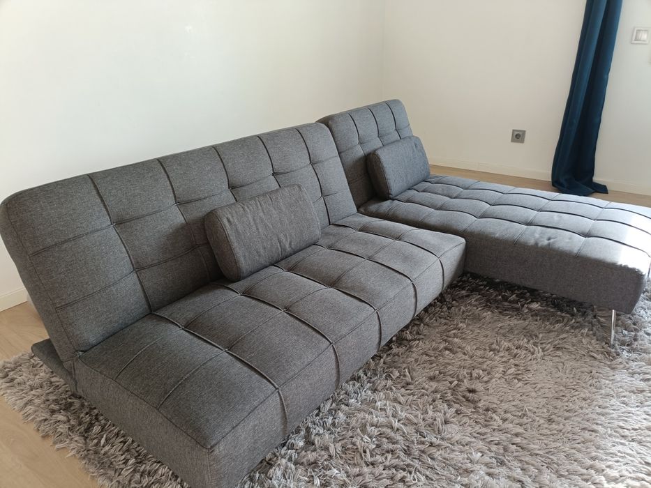 Sofá com carpete e mesa de centro 120€