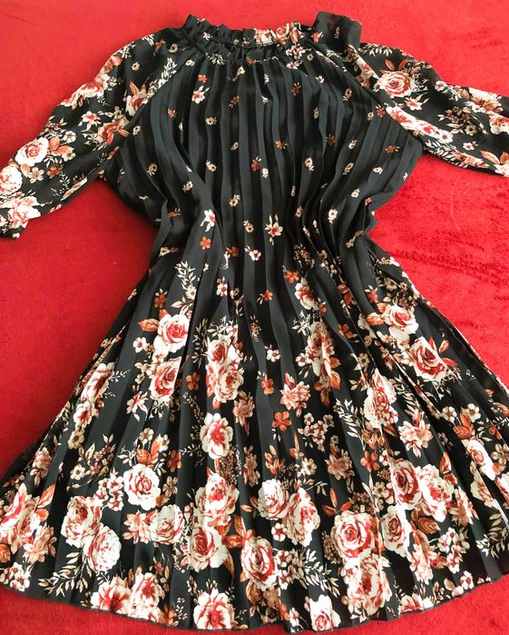 Śliczna sukienka plisowana