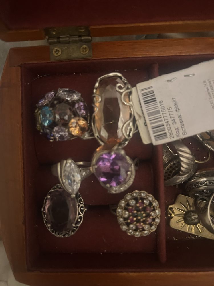 Продам серьги серебряные  и кольца разные.