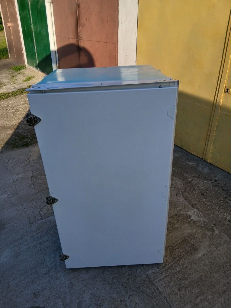 Mała lodówka chłodziarka firmy BOSCH w bardzo dobrym stanie.