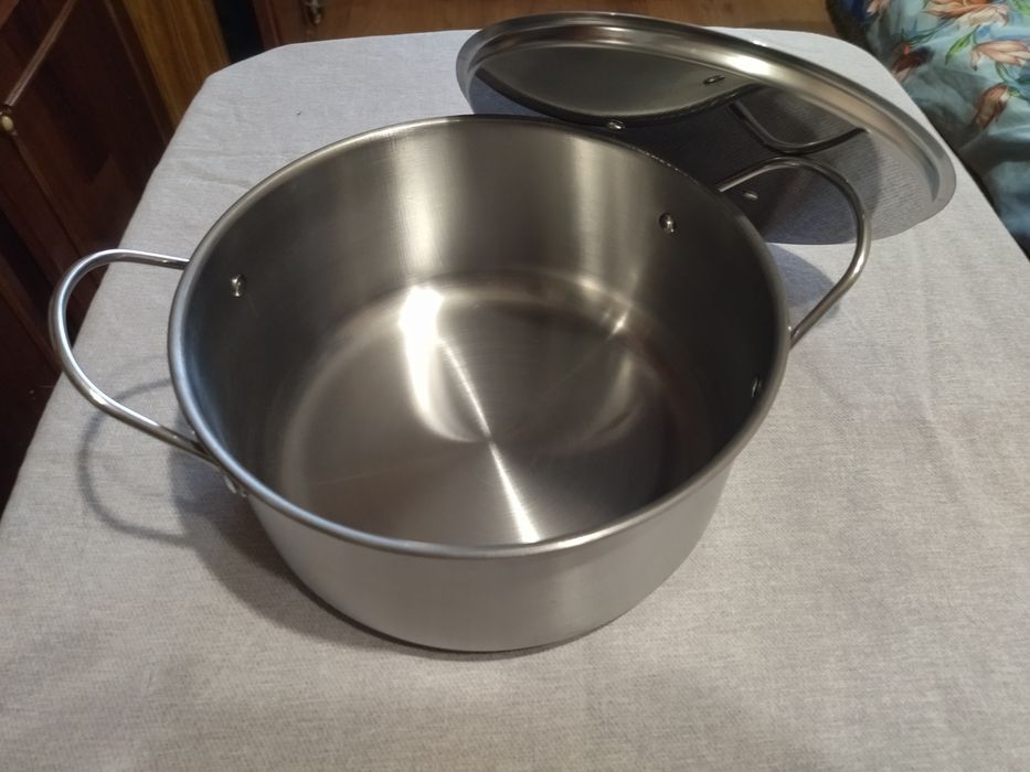 Вашої уваги посуд з нержавіючої сталі