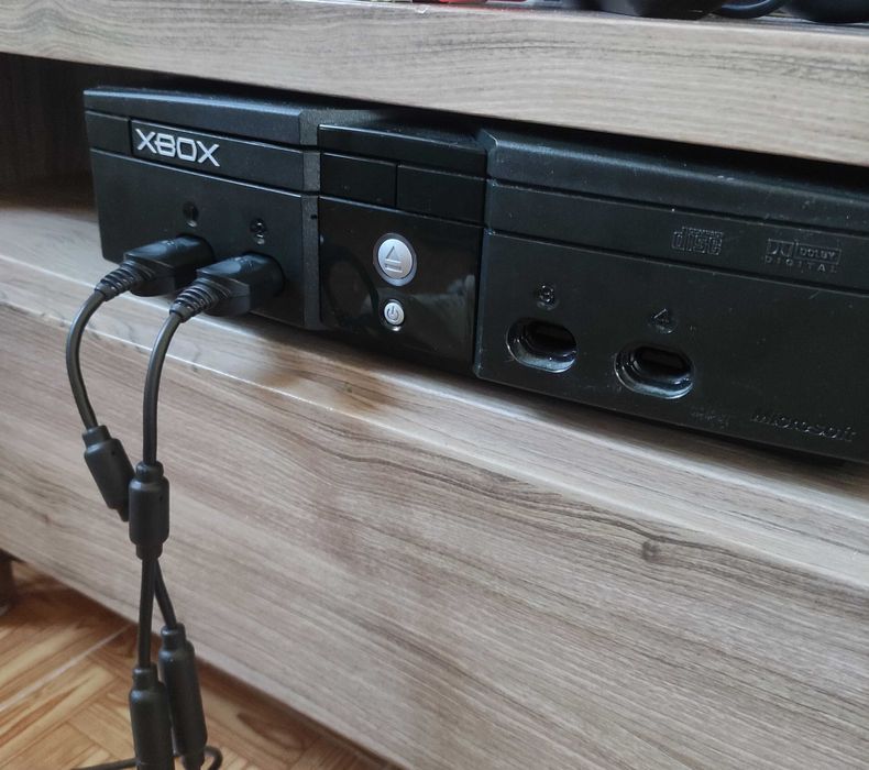 Vendo x box com dois comandos e 21 jogos.