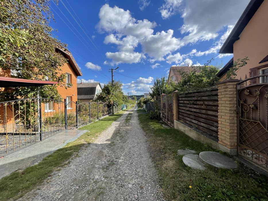 Продається 3 поверховий будинок,Михайлівка-Рубежівка,вул.Приозерна, 4.