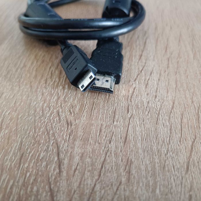 Кабель HDMI to miniHDMI, 1 м, в робочому стані.