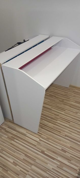 Biurko biało różowe młodzieżowe z podświetleniem led