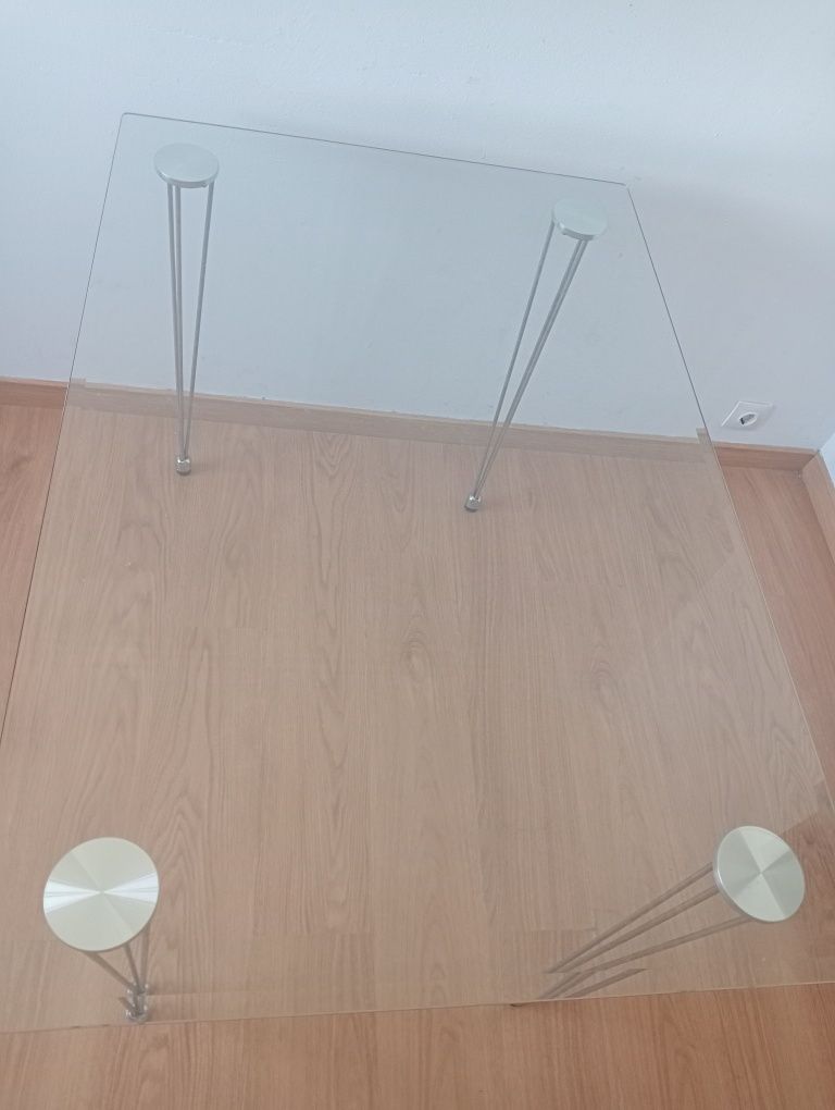 Mesa com tampo de vidro